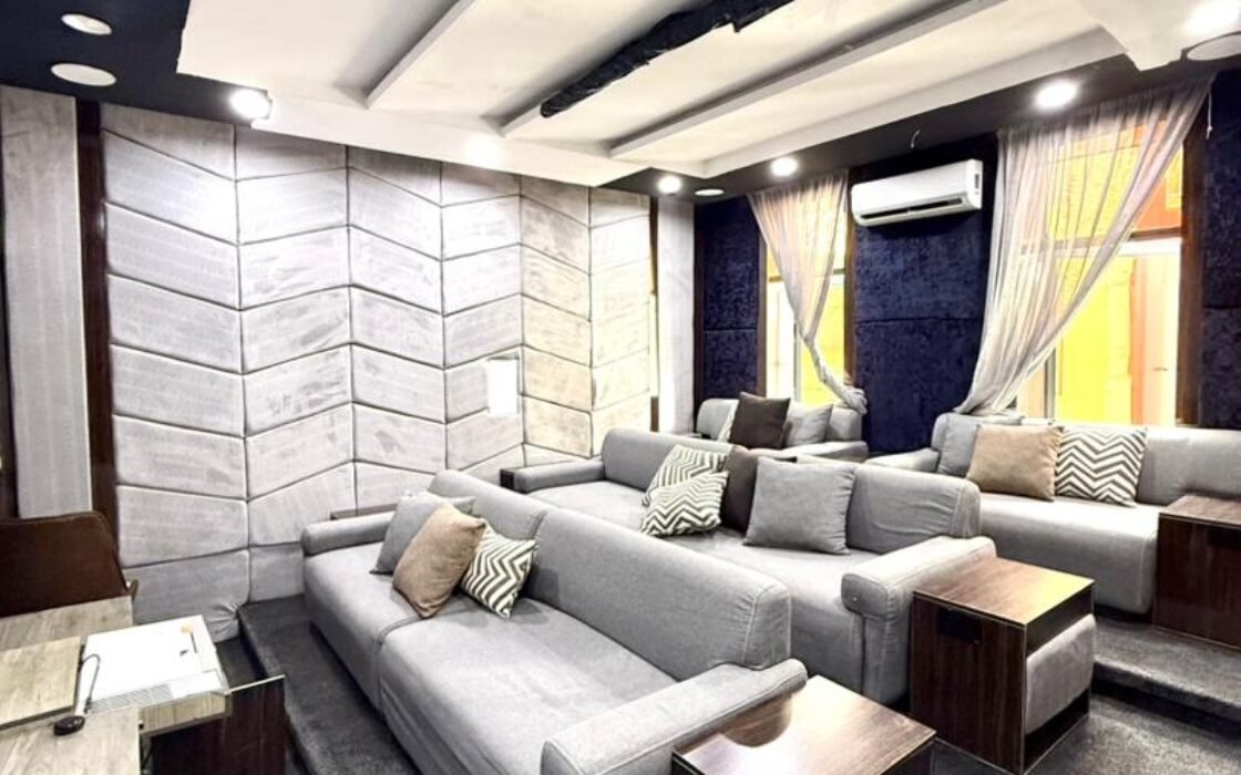 8 Bedroom Luxury Mansion