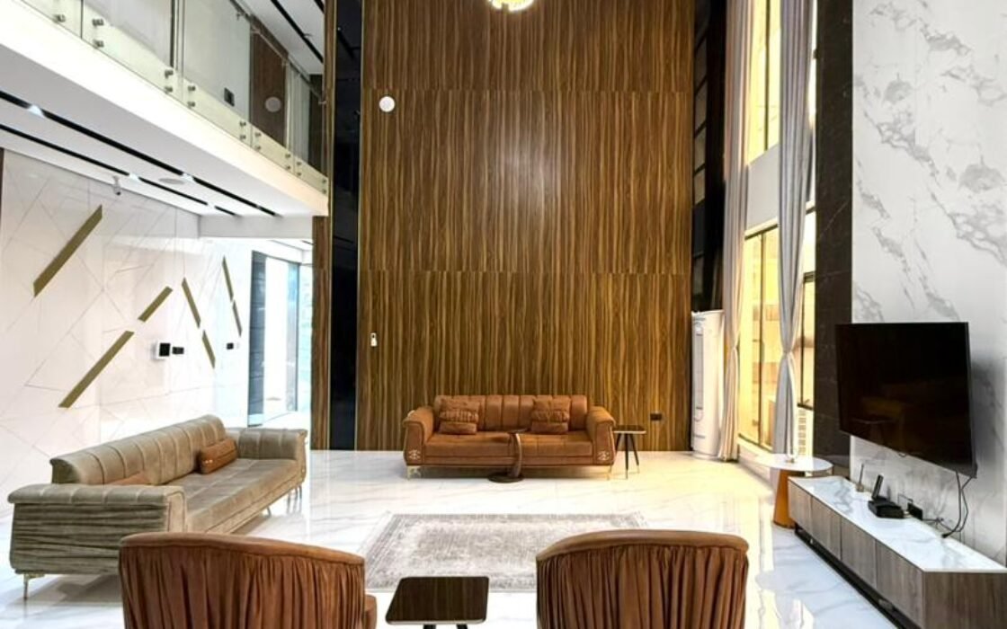 8 Bedroom Luxury Mansion