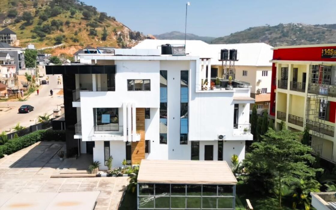 8 Bedroom Luxury Mansion