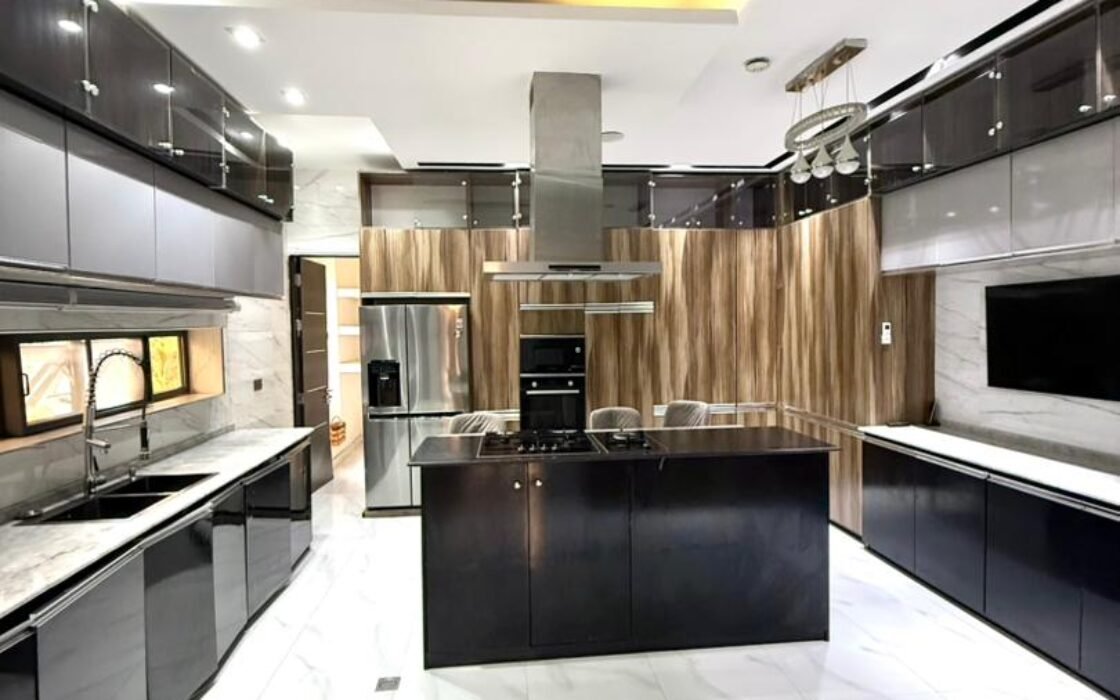 8 Bedroom Luxury Mansion