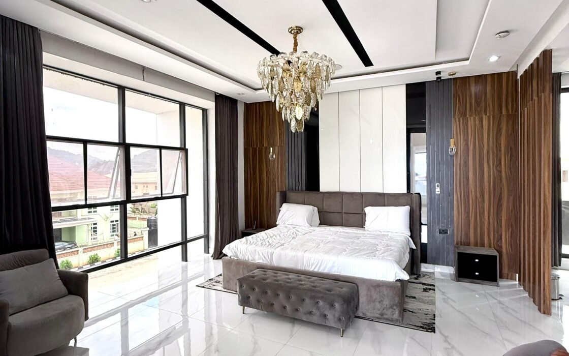 8 Bedroom Luxury Mansion